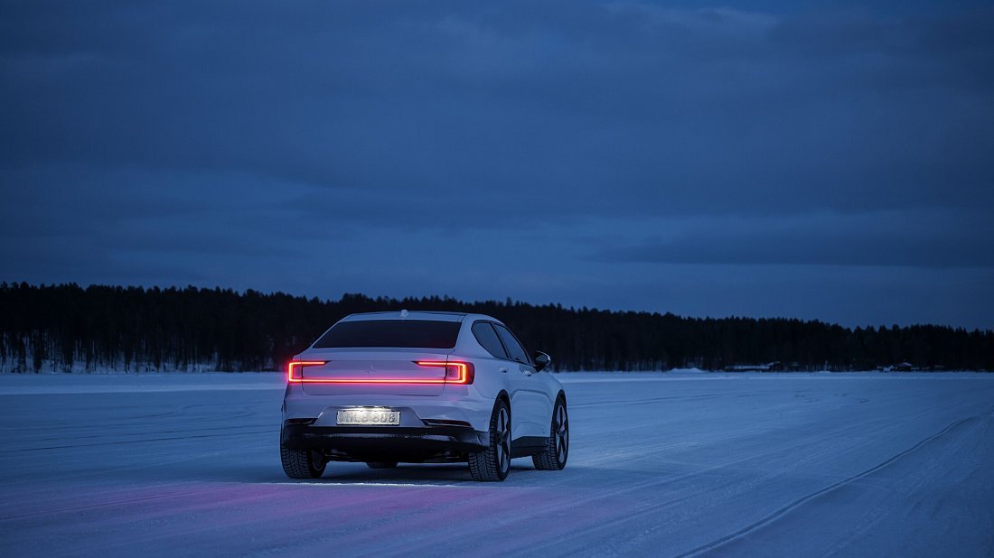 Polestar 2 Standard Range Single Motor (2024-…) задняя часть в три четверти, вид в три четверти, диагональ, экстерьер