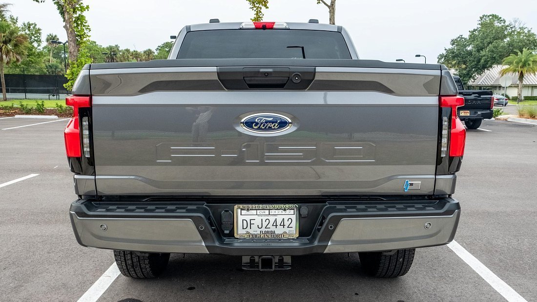 Ford F-150 Lightning Standard Range (2022-…) вид сзади, задние фонари, багажник, спойлер, эмблема, бампер, экстерьер
