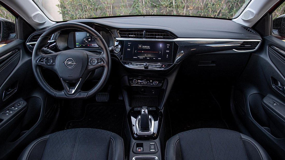 Opel Corsa Electric 50 kWh (2021-2023) интерьер, переднее сиденье, водительское сиденье, приборная панель, рулевое колесо, информационно-развлекательная система, кокпит