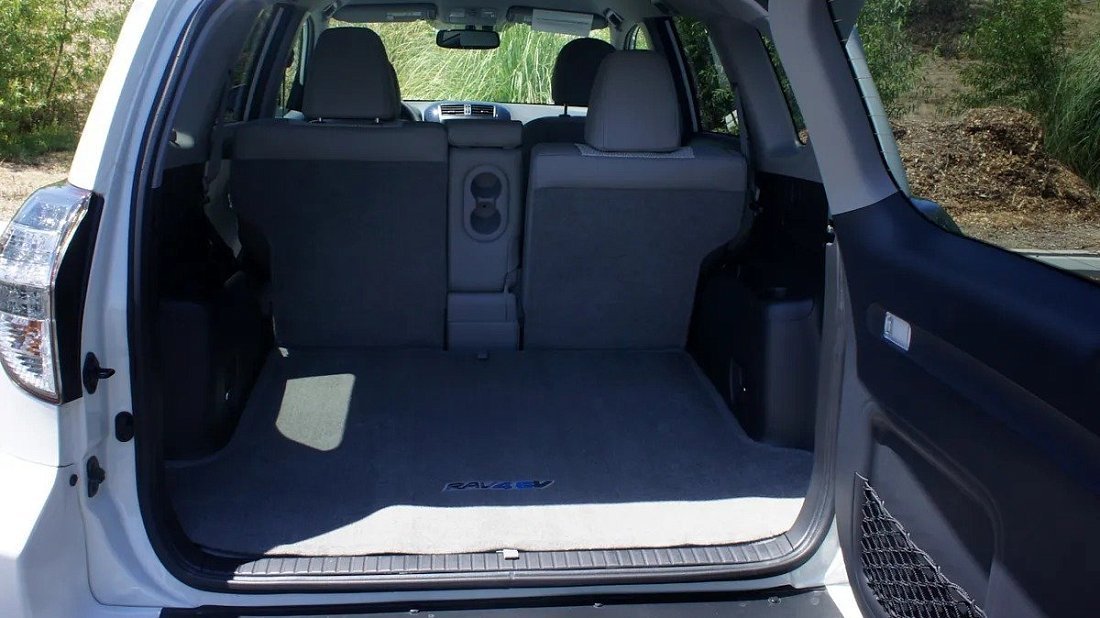 Toyota RAV4 EV Gen 2 (2012-2014) багажник, сиденья подняты, грузовое пространство, объем багажника, вместимость багажника, место для хранения