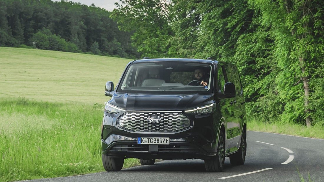 Ford e-Tourneo Custom L1 210 kW (2024-...) передняя часть, решетка радиатора, фары, бампер, экстерьер