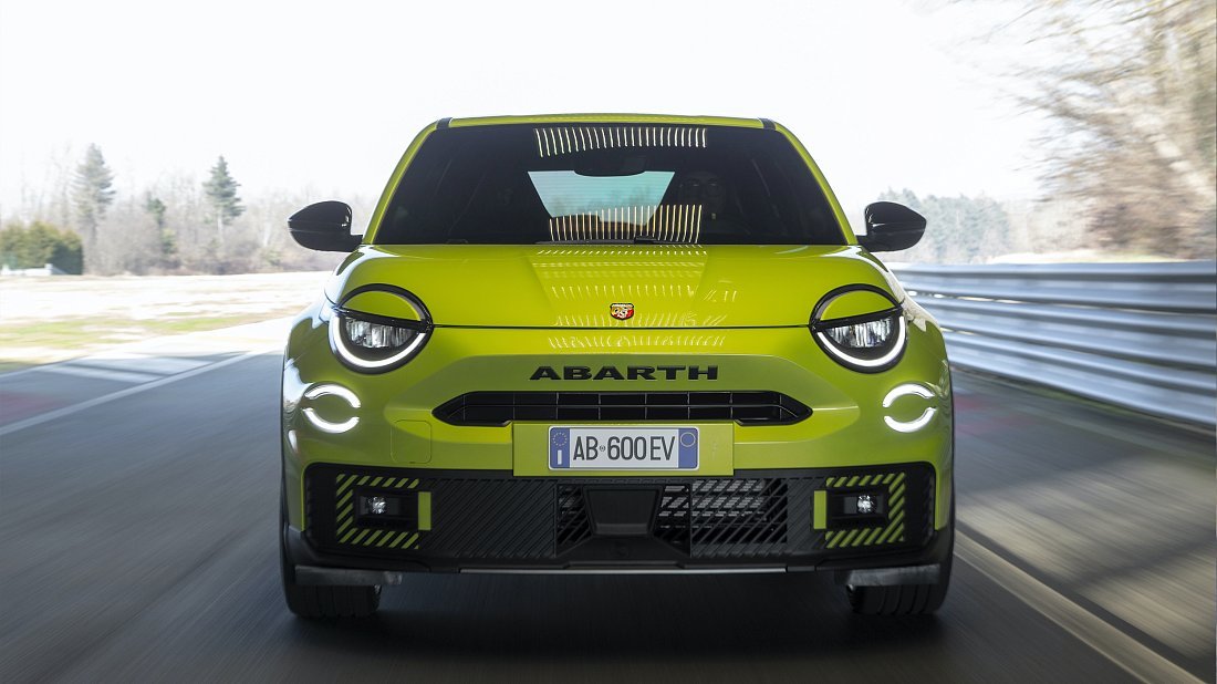 Фото Abarth 600e Turismo (2024-…) вид спереди