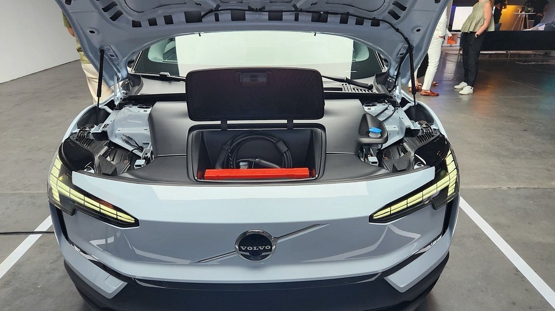 Volvo EX30 Twin Motor Performance (2023-…) передний багажник (frunk), под капотом, место для хранения, груз, вместимость, дополнительное пространство
