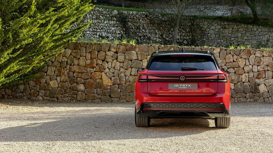 Volkswagen ID.7 Tourer GTX (2024-…) вид сзади, задние фонари, багажник, спойлер, эмблема, бампер, экстерьер