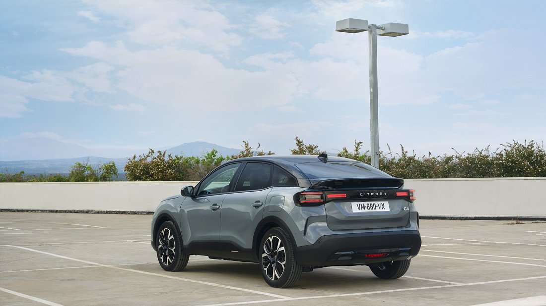 Citroën e-C4 50 kWh (2024-…) задняя часть в три четверти, вид в три четверти, диагональ, экстерьер