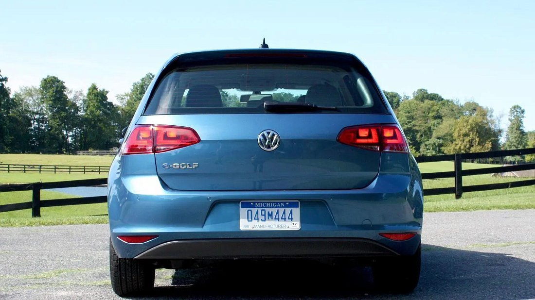Volkswagen e-Golf 24.2 kWh (2014-2016) вид сзади, задние фонари, багажник, спойлер, эмблема, бампер, экстерьер