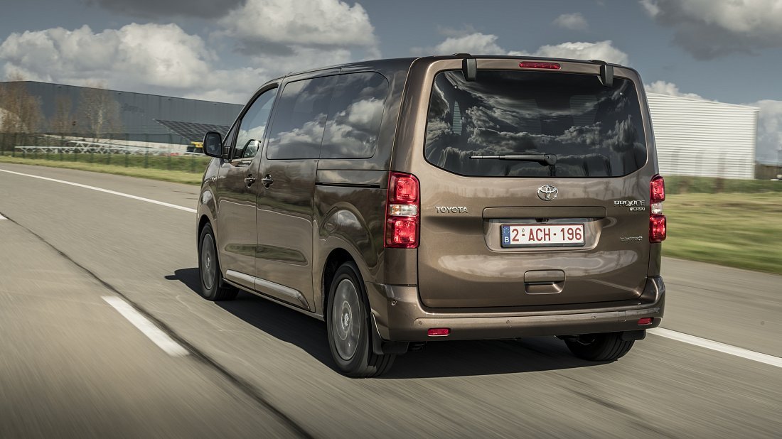 Toyota Proace Verso Electric M 50 kWh (2021-2024) задняя часть в три четверти, вид в три четверти, диагональ, экстерьер