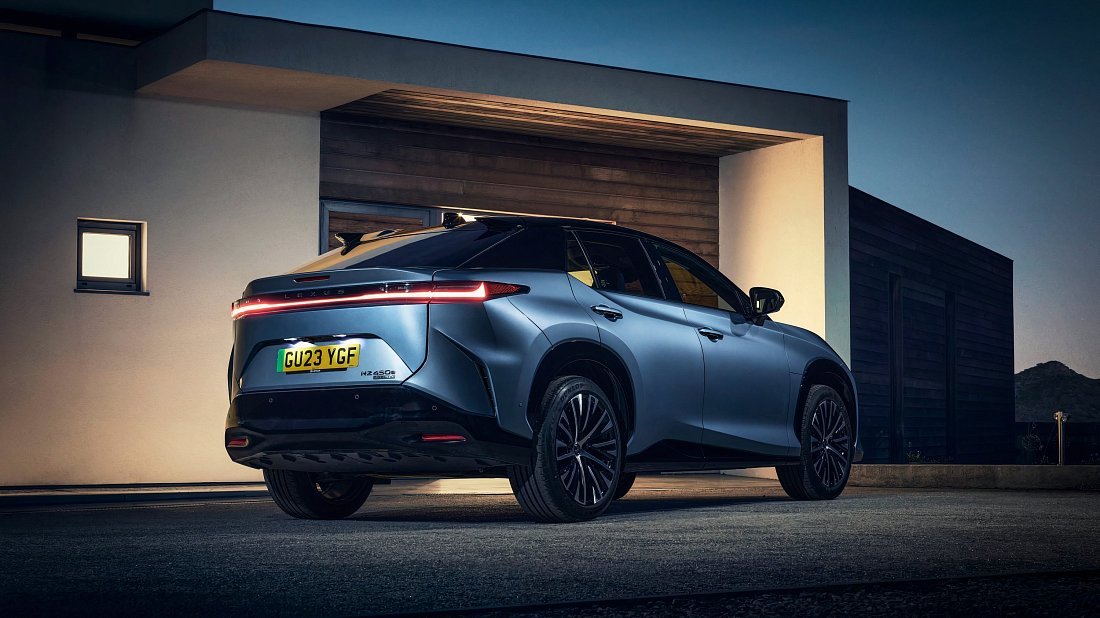 Lexus RZ 350e (2025-…) задняя часть в три четверти, вид в три четверти, диагональ, экстерьер