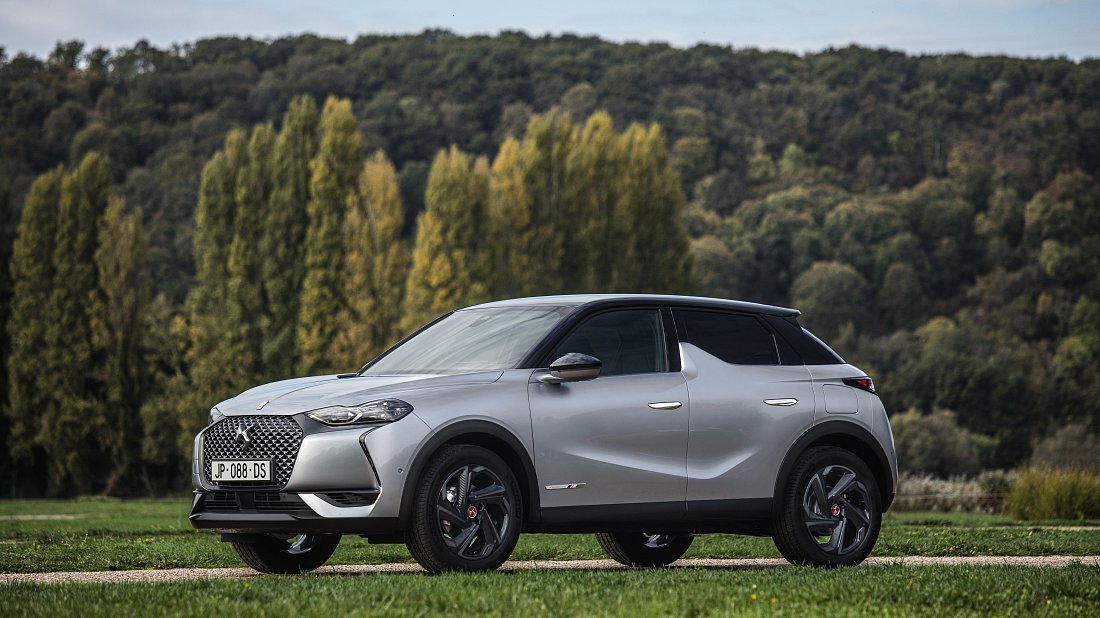 DS 3 Crossback E-Tense (2020-2022) вид спереди, спереди сбоку, по диагонали, экстерьер