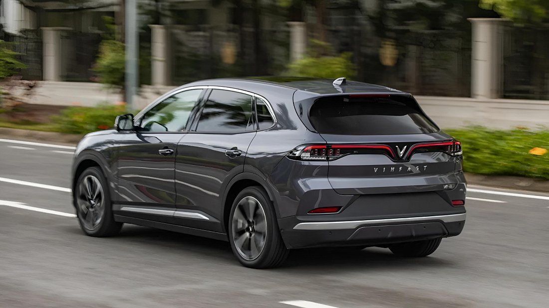VinFast VF 8 Eco (2023-2024) задняя часть в три четверти, вид в три четверти, диагональ, экстерьер