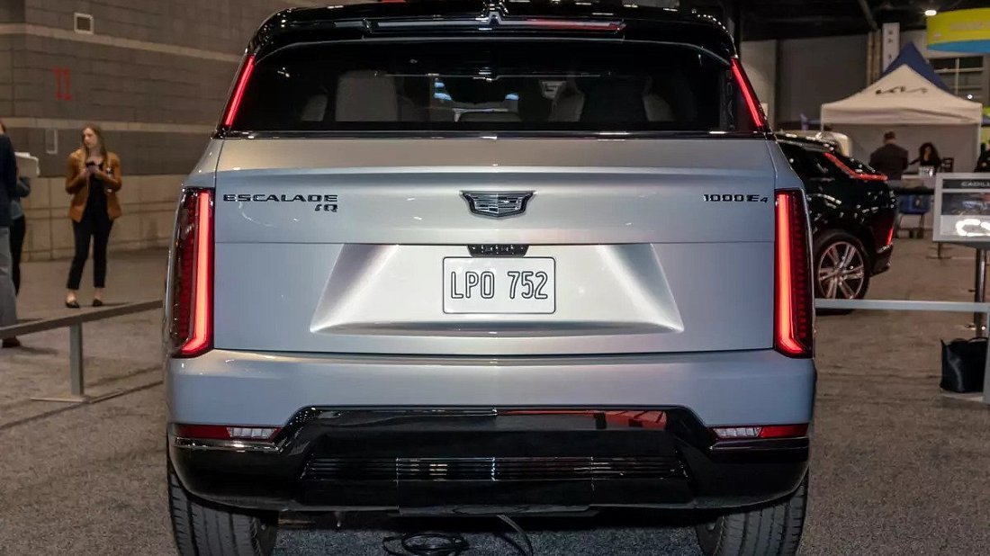 Cadillac Escalade IQ First Edition (2024-…) вид сзади, задние фонари, багажник, спойлер, эмблема, бампер, экстерьер