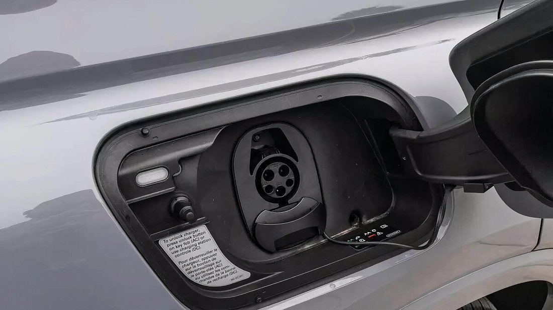 Audi Q4 Sportback e-tron 40 (2025-...) порт для зарядки (США), зарядка, разъем, штекер, коннектор