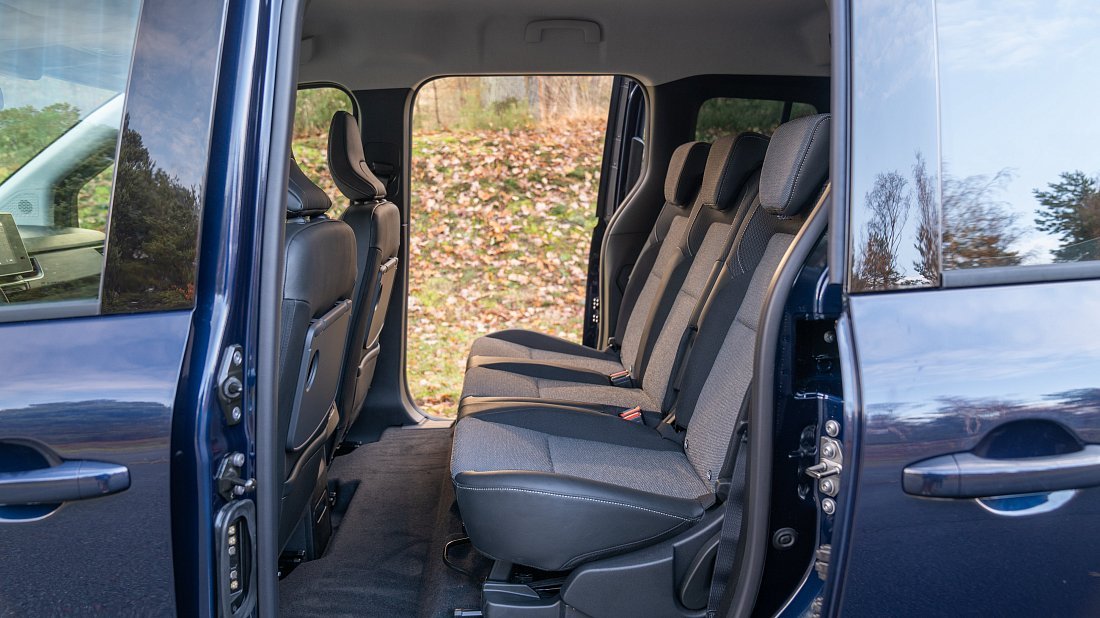 Renault Kangoo E-Tech Electric (2022-…) задние сиденья, пассажирские сиденья, пространство для ног, пространство над головой, интерьер
