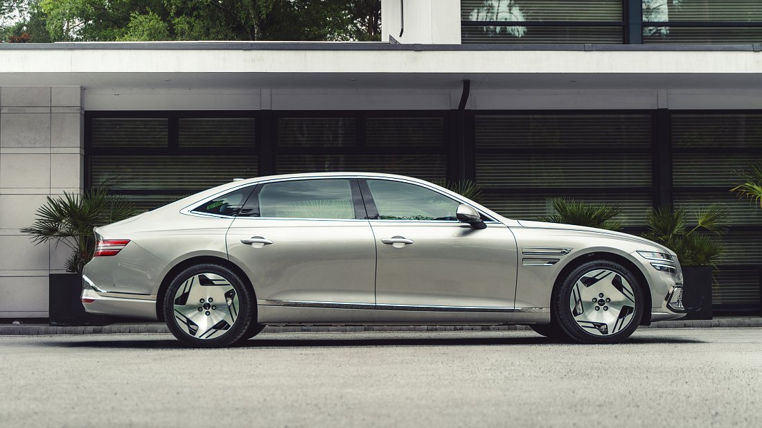 Фото Genesis Electrified G80 AWD (2025-…) вид сбоку