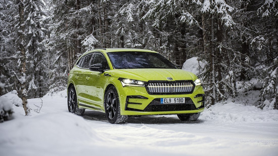 Škoda Enyaq RS (2023-2025) вид спереди, спереди сбоку, по диагонали, экстерьер