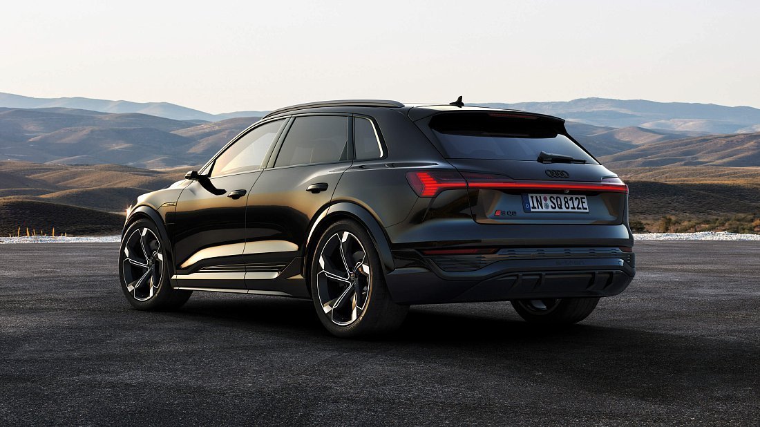 Audi SQ8 e-tron (2023-…) задняя часть в три четверти, вид в три четверти, диагональ, экстерьер