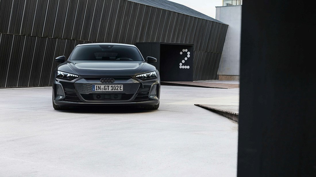Audi e-tron GT RS (2021-2024) передняя часть, решетка радиатора, фары, бампер, экстерьер