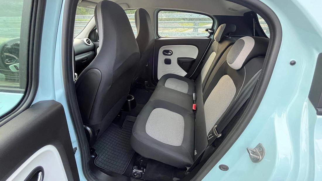 Renault Twingo Z.E. (2020-2024) задние сиденья, пассажирские сиденья, пространство для ног, пространство над головой, интерьер