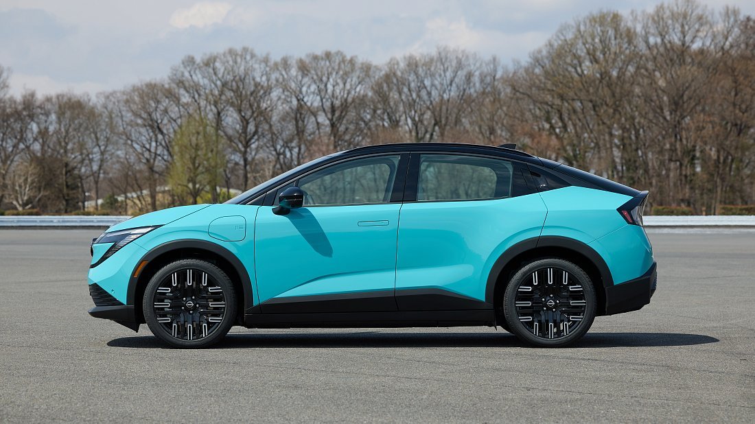 Nissan Leaf 52 kWh (2025-…) вид сбоку, силуэт, двери, колеса, экстерьер