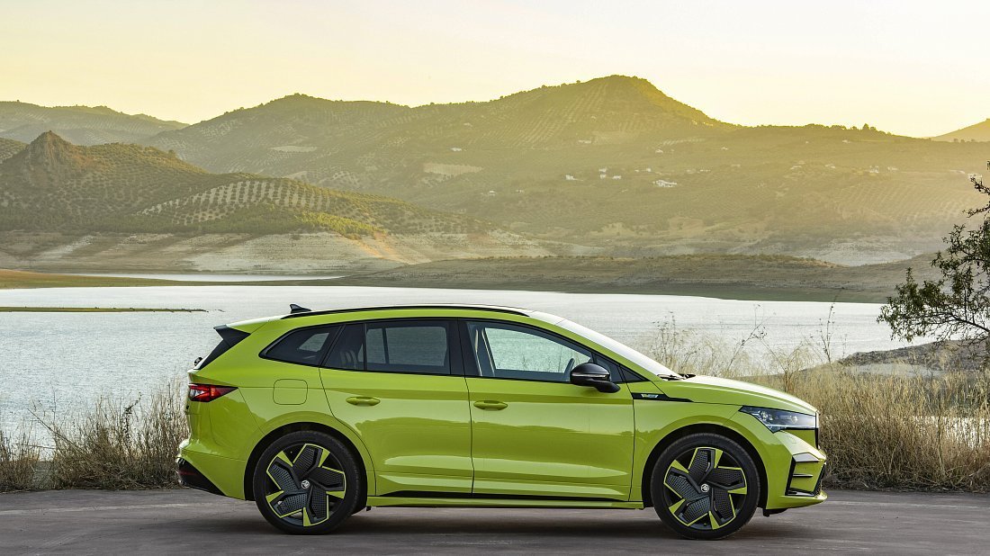 Škoda Enyaq RS (2023-2025) вид сбоку, силуэт, двери, колеса, экстерьер