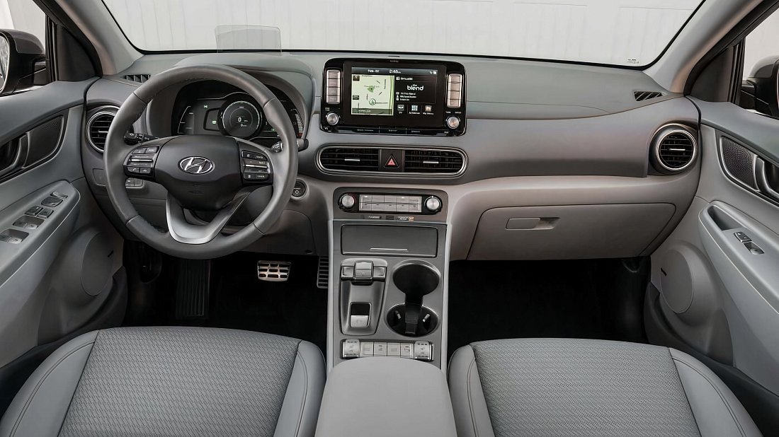 Hyundai Kona Electric Long Range (2019-2021) интерьер, переднее сиденье, водительское сиденье, приборная панель, рулевое колесо, информационно-развлекательная система, кокпит