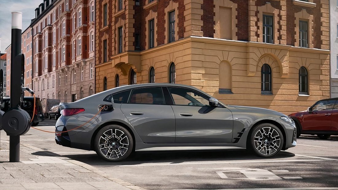 BMW i4 eDrive35 (2024-…) вид сбоку, силуэт, двери, колеса, экстерьер