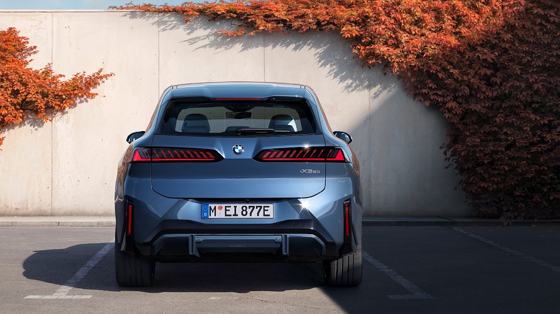 Фото BMW iX3 50 xDrive (2025-…) вид сзади, задние фонари