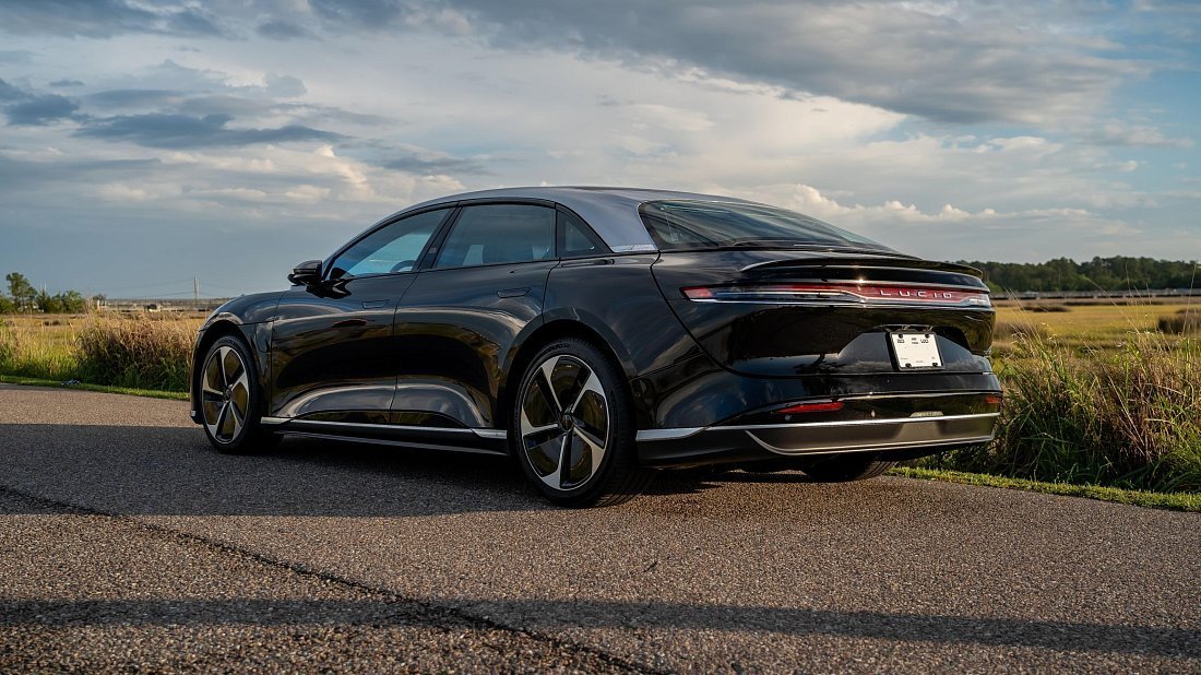 Lucid Air Pure RWD (2022-…) задняя часть в три четверти, вид в три четверти, диагональ, экстерьер