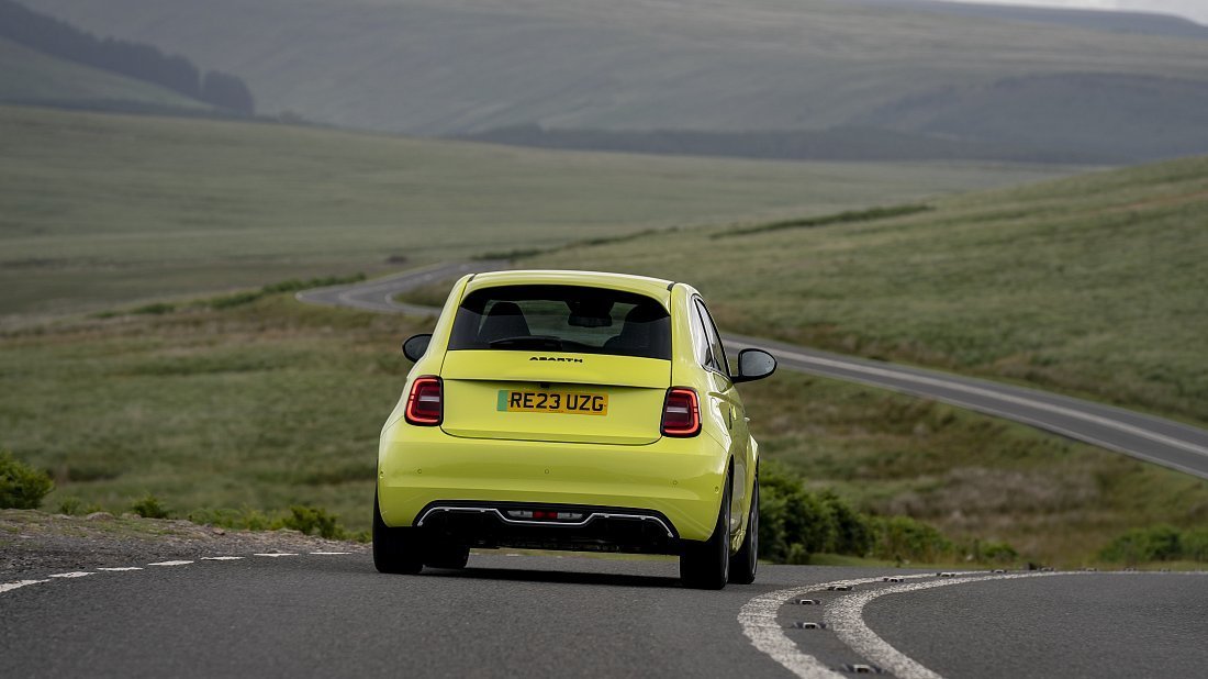 Abarth 500e Hatchback (2023-…) вид сзади, задние фонари, багажник, спойлер, эмблема, бампер, экстерьер