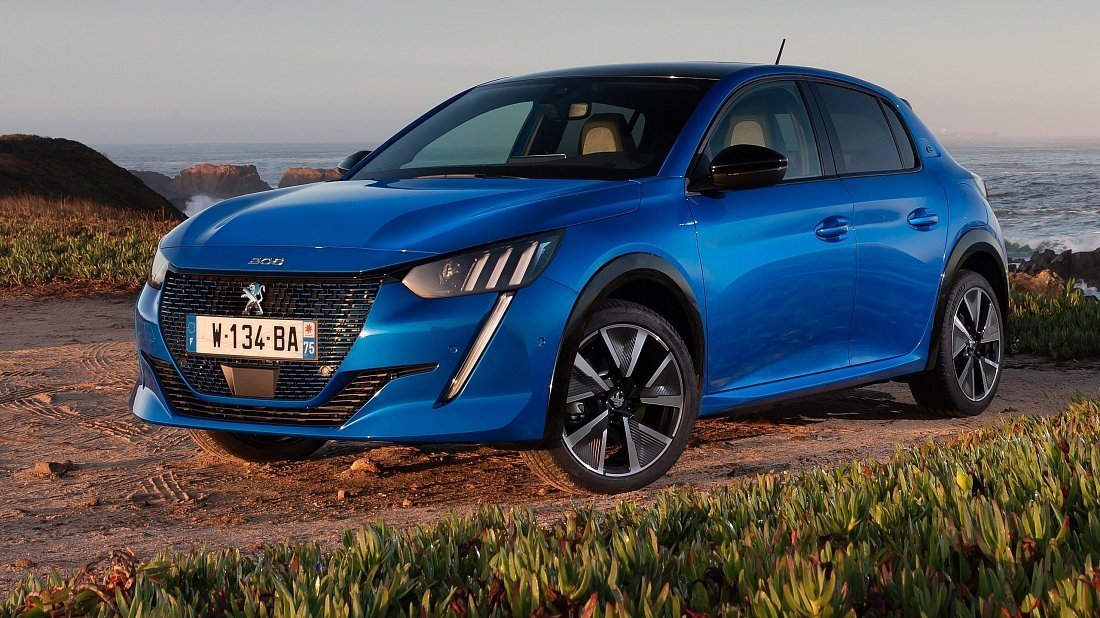 Peugeot e-208 50 kWh (2020-2021) вид спереди, спереди сбоку, по диагонали, экстерьер