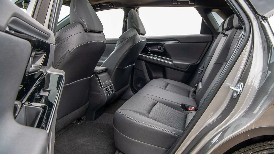 Toyota bZ4X (bZ) 57.7 kWh FWD (2025-…) задние сиденья, пассажирские сиденья, пространство для ног, пространство над головой, интерьер