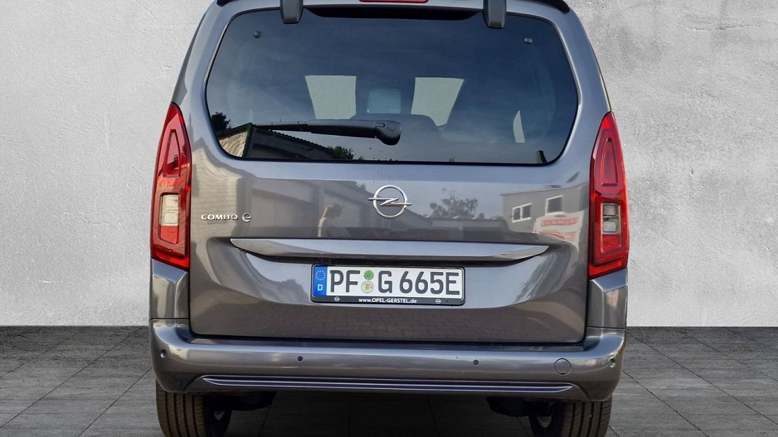 Фото Opel Combo Electric Life XL 50 kWh (2021-2024) вид сзади, задние фонари