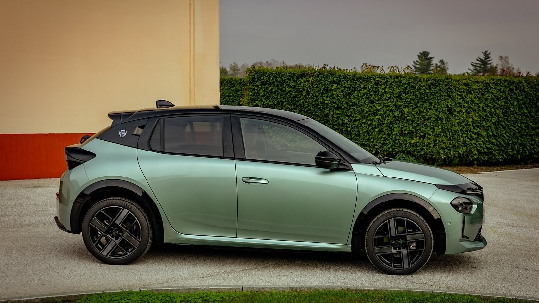 Фото Lancia Ypsilon 54 kWh (2025-...) вид сбоку