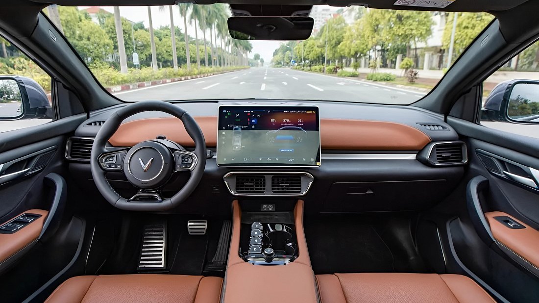 VinFast VF 8 Eco (2023-2024) интерьер, переднее сиденье, водительское сиденье, приборная панель, рулевое колесо, информационно-развлекательная система, кокпит