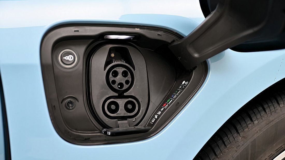 Audi e-tron GT RS (2024-…) порт для зарядки (США), зарядка, разъем, штекер, коннектор