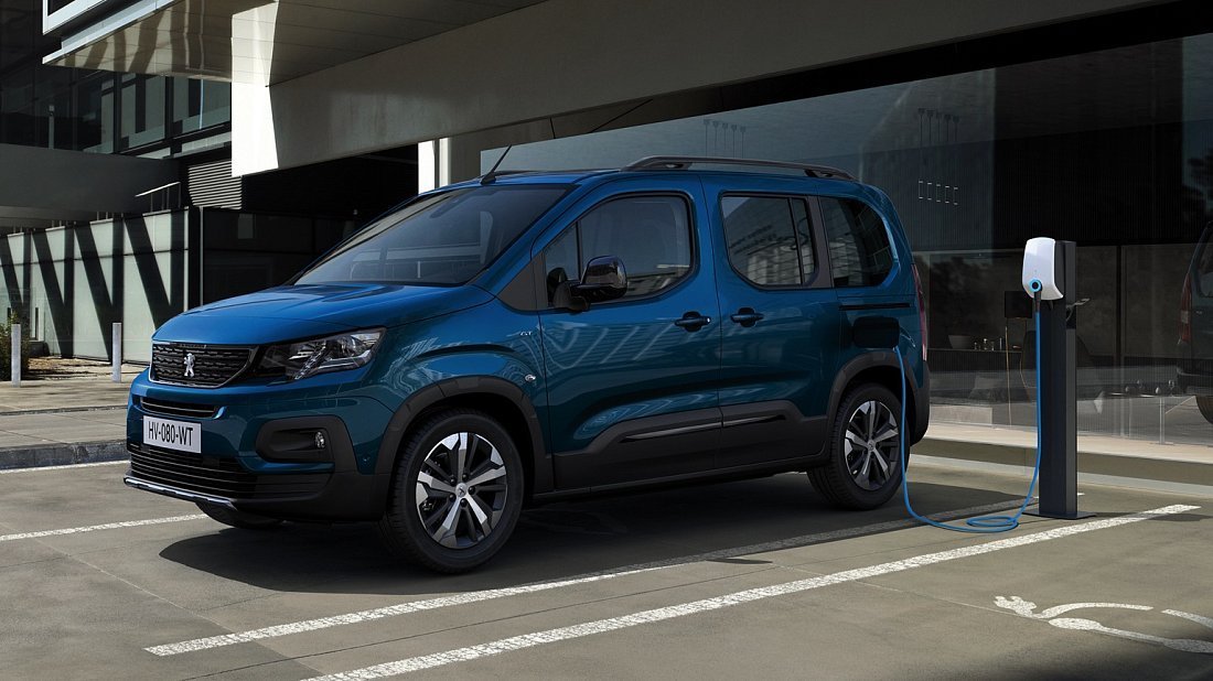 Peugeot e-Rifter Long 50 kWh (2021-…) вид спереди, спереди сбоку, по диагонали, экстерьер