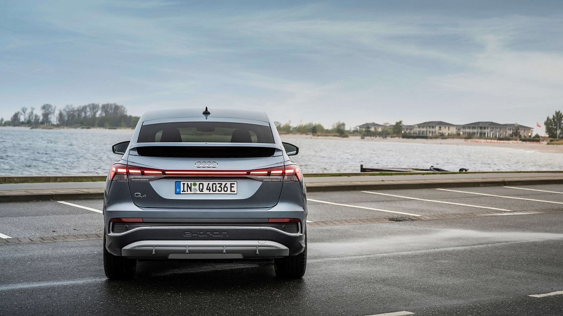 Audi Q4 Sportback e-tron 40 (2025-...) вид сзади, задние фонари, багажник, спойлер, эмблема, бампер, экстерьер