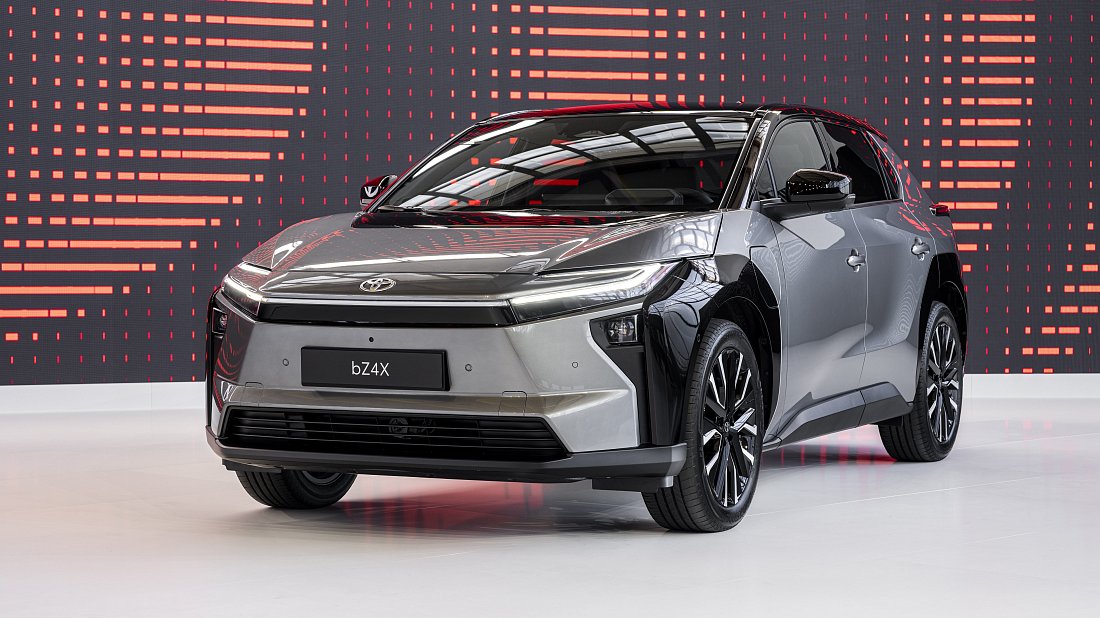 Toyota bZ4X 73.1 kWh FWD (2025-…) вид спереди, спереди сбоку, по диагонали, экстерьер