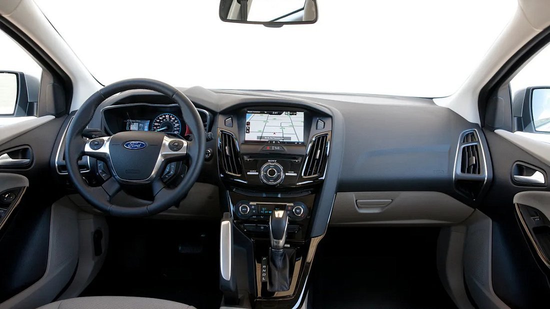Ford Focus Electric 23 kWh (2011-2017) интерьер, переднее сиденье, водительское сиденье, приборная панель, рулевое колесо, информационно-развлекательная система, кокпит