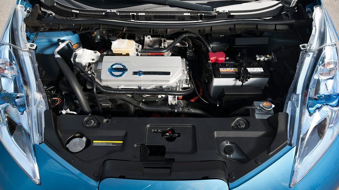 Nissan Leaf 30 kWh (2015-2018) передний багажник (frunk), под капотом, место для хранения, груз, вместимость, дополнительное пространство