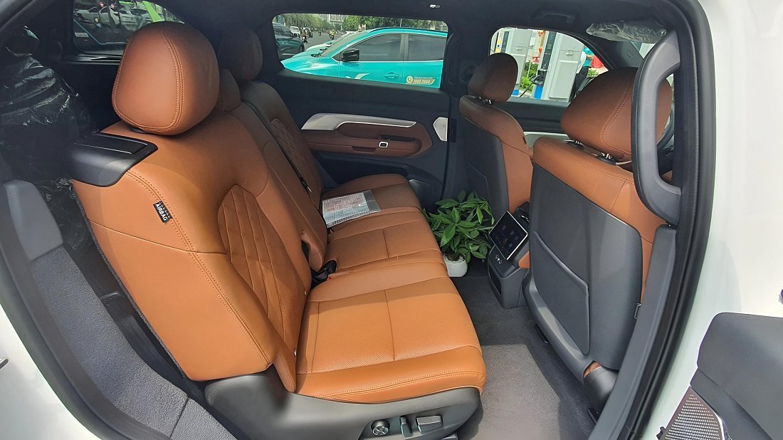 VinFast VF 9 Eco (2024-…) задние сиденья, пассажирские сиденья, пространство для ног, пространство над головой, интерьер