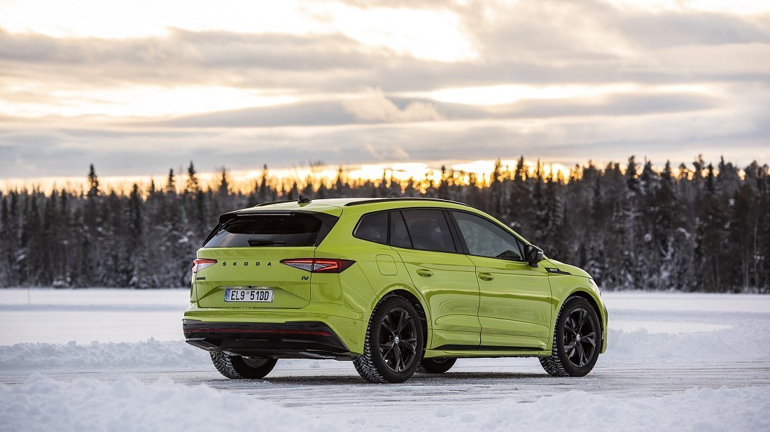 Škoda Enyaq RS (2023-2025) задняя часть в три четверти, вид в три четверти, диагональ, экстерьер