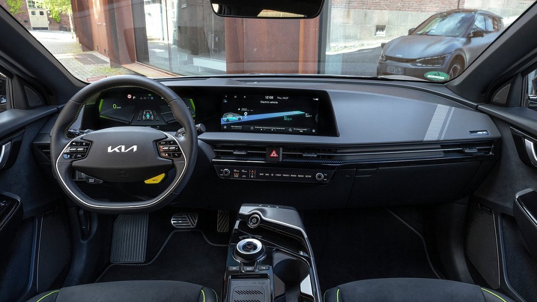 Kia EV6 GT (2022-2024) интерьер, переднее сиденье, водительское сиденье, приборная панель, рулевое колесо, информационно-развлекательная система, кокпит