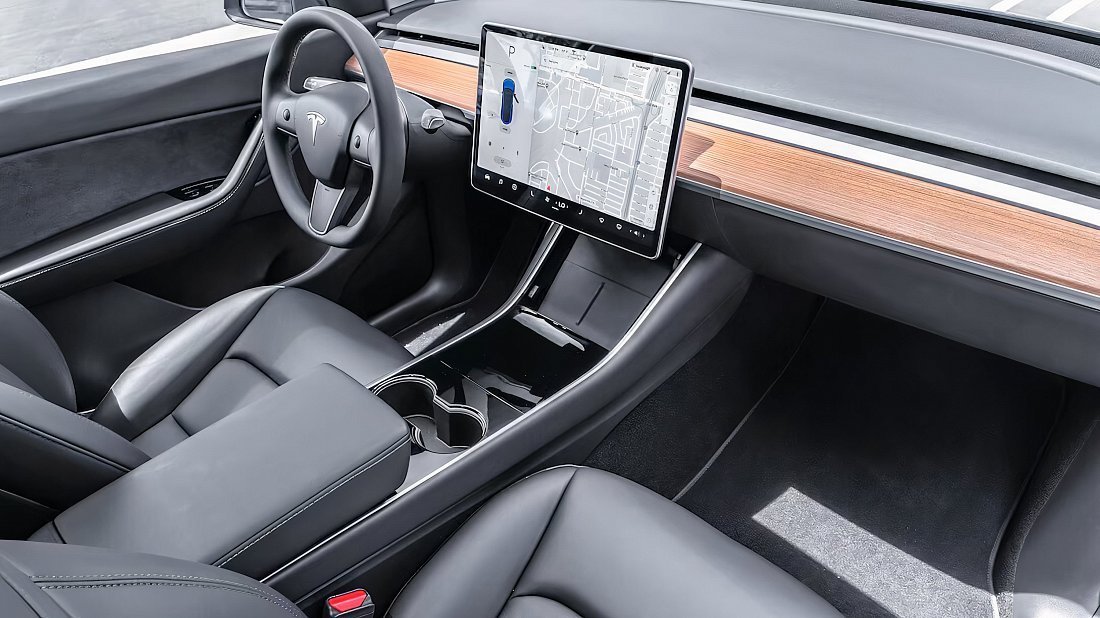 Tesla Model Y Standard Range RWD (2021-2025) интерьер, переднее сиденье, водительское сиденье, приборная панель, рулевое колесо, информационно-развлекательная система, кокпит