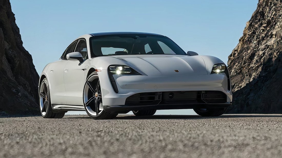 Porsche Taycan Turbo (2020-2024) вид спереди, спереди сбоку, по диагонали, экстерьер