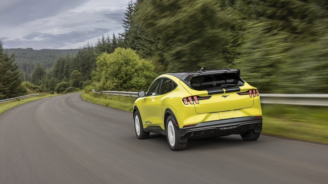 Ford Mustang Mach-E Rally (2024-…) вид сзади, задние фонари, багажник, спойлер, эмблема, бампер, экстерьер