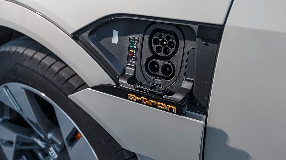 Audi e-tron Sportback 55 quattro (2020-2022) порт для зарядки (Европа), зарядка, разъем, штекер, коннектор
