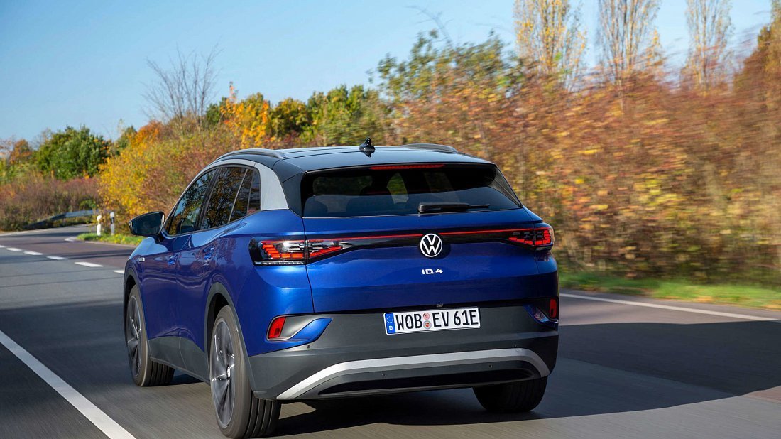Volkswagen ID.4 1st Edition (2020-2021) вид сзади, задние фонари, багажник, спойлер, эмблема, бампер, экстерьер