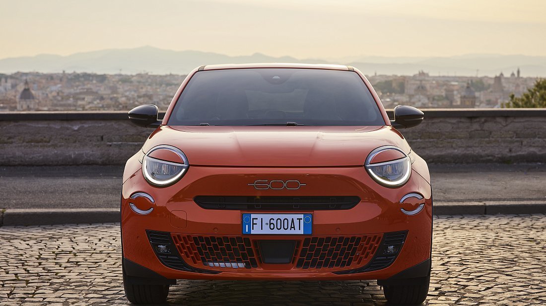 Фото Fiat 600e (2023-…) вид спереди