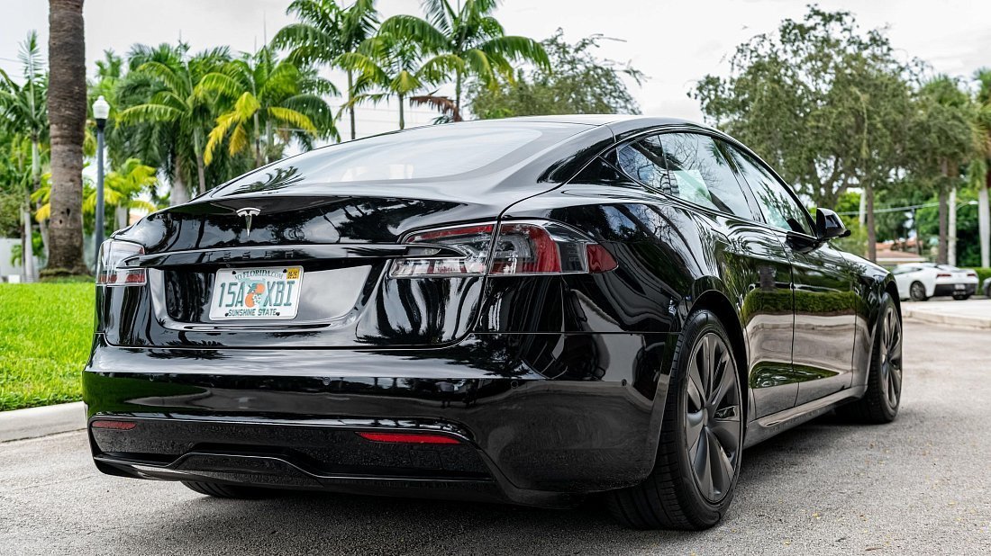 Tesla Model S Dual Motor (2021-…) задняя часть в три четверти, вид в три четверти, диагональ, экстерьер